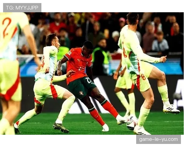 终场哨响，马洛卡球员相拥庆祝爆冷击败皇马，主场球迷陷入狂欢